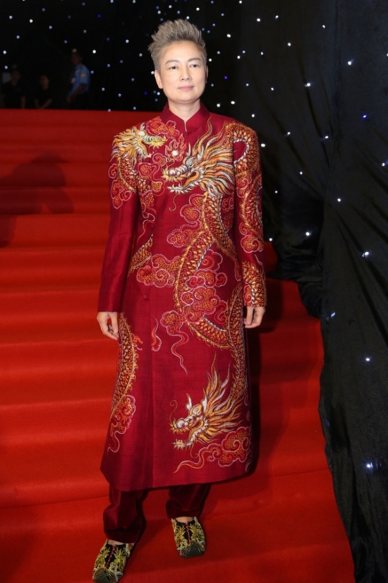 Đỗ Mỹ Linh, Hoàng Thùy Linh diện áo dài trên thảm đỏ